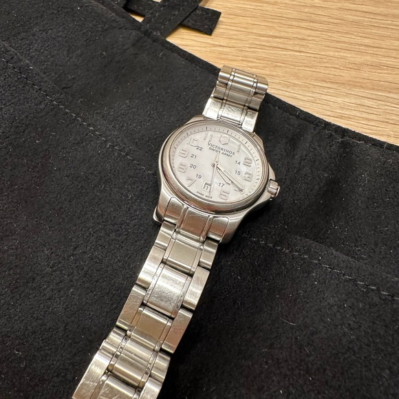 Victorinox Swiss Army women’s watch - Picture 3 of 7